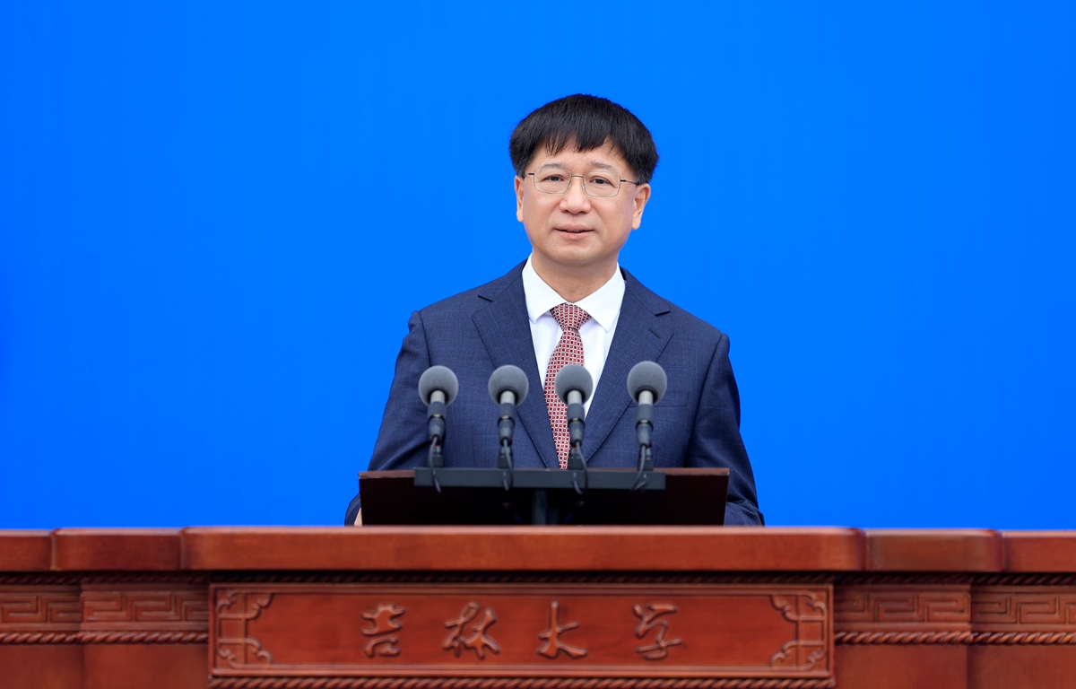 适应转变，不断超越——董事长张希在EMC易倍平台2025年新生开学典礼上的讲话